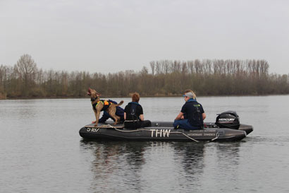drv-ev-wasserortung_003 DRV e.V. Ausbildung Wasserortung Hund im Boot mit zwei Hundeführern